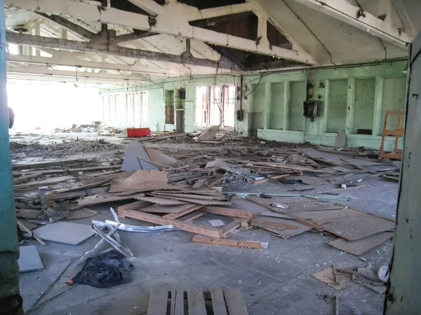 RTI-lastik bina terk edilmiş. Çöp ve terk edilmiş bir binada tesislerinde çamura.