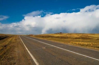 Baykal, Baykal florası doğası. Yol iz uzak alanlarda. Sonbahar doğa Deniz Baykal üzerinde. Peyzaj ve Baykal florası