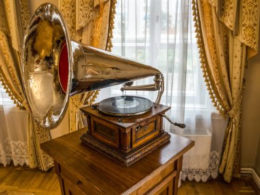 Irkutsk, Rusya - 24 Ağustos 2016: Eski gramofon Çarlık Rusya'nın zamanlardan. Irkutsk Müzesi'nde Müzesi sergi.