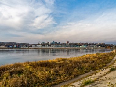 Irkutsk, Rusya - 24 Ağustos 2016: Nehir Limanı Irkutsk şehir. Nehrin karşısındaki kenti.