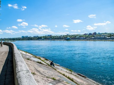 Irkutsk, Rusya - 24 Ağustos 2016: Nehir Limanı Irkutsk şehir. Nehrin karşısındaki kenti.
