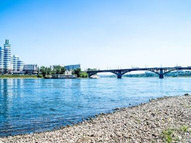 Irkutsk, Rusya - 24 Ağustos 2016: Nehir Limanı Irkutsk şehir. Nehrin karşısındaki kenti.
