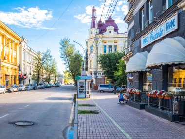 Irkutsk, Rusya - 24 Ağustos 2016: Irkutsk, sokaklar ve Binalar şehrin tarihi ve modern binalar manzaraları.
