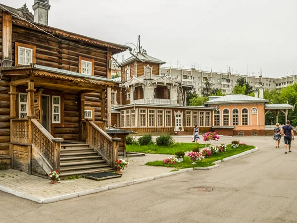 Irkutsk, Rusya - 24 Ağustos 2016: Eski ahşap evlerde Irkutsk. Rusya'nın ahşap mimarisi