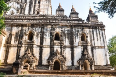 Myanmar 'da binlerce pagoda vadisi var. Tapınakları ve tapınakları olan eski bir dini Pagan şehri..