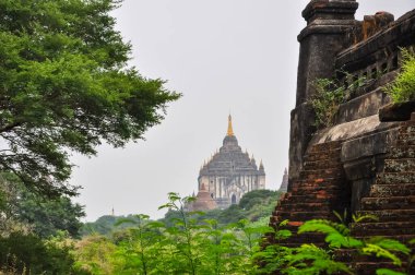 Myanmar 'da binlerce pagoda vadisi var. Tapınakları ve tapınakları olan eski bir dini Pagan şehri..