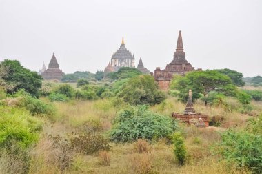 Myanmar 'da binlerce pagoda vadisi var. Tapınakları ve tapınakları olan eski bir dini Pagan şehri..