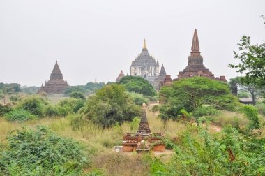 Myanmar 'da binlerce pagoda vadisi var. Tapınakları ve tapınakları olan eski bir dini Pagan şehri..