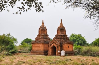 Myanmar 'da binlerce pagoda vadisi var. Tapınakları ve tapınakları olan eski bir dini Pagan şehri..