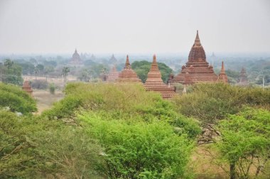Myanmar 'da binlerce pagoda vadisi var. Tapınakları ve tapınakları olan eski bir dini Pagan şehri..