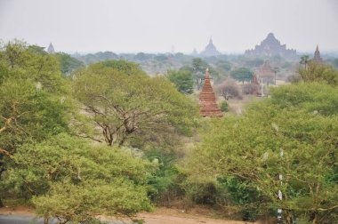 Myanmar 'da binlerce pagoda vadisi var. Tapınakları ve tapınakları olan eski bir dini Pagan şehri..