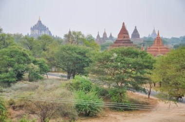 Myanmar 'da binlerce pagoda vadisi var. Tapınakları ve tapınakları olan eski bir dini Pagan şehri..