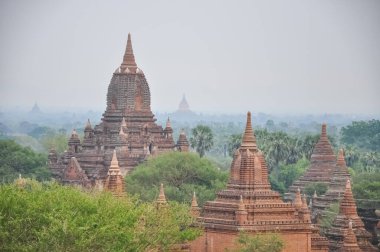 Myanmar 'da binlerce pagoda vadisi var. Tapınakları ve tapınakları olan eski bir dini Pagan şehri..
