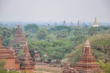 Myanmar 'da binlerce pagoda vadisi var. Tapınakları ve tapınakları olan eski bir dini Pagan şehri..