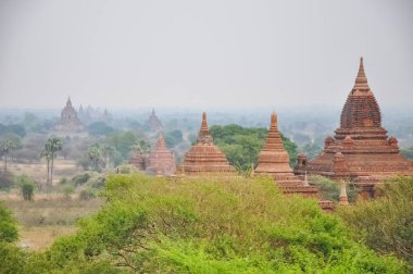 Myanmar 'da binlerce pagoda vadisi var. Tapınakları ve tapınakları olan eski bir dini Pagan şehri..