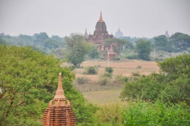 Myanmar 'da binlerce pagoda vadisi var. Tapınakları ve tapınakları olan eski bir dini Pagan şehri..