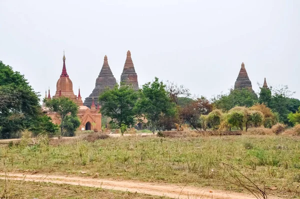 ミャンマーの千塔の谷 パゴダや神社とパガンの古代宗教都市 — ストック写真