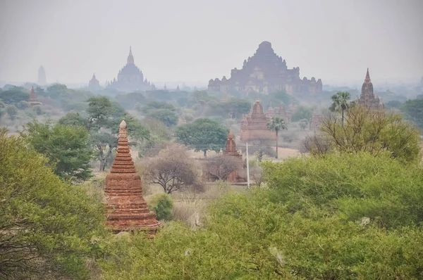 Myanmar 'da binlerce pagoda vadisi var. Tapınakları ve tapınakları olan eski bir dini Pagan şehri..
