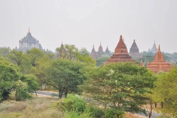 Myanmar 'da binlerce pagoda vadisi var. Tapınakları ve tapınakları olan eski bir dini Pagan şehri..