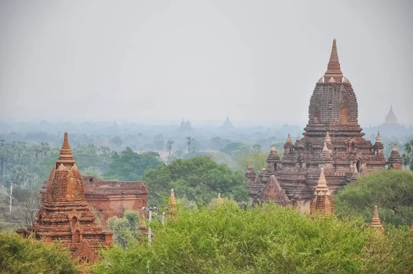 Myanmar 'da binlerce pagoda vadisi var. Tapınakları ve tapınakları olan eski bir dini Pagan şehri..
