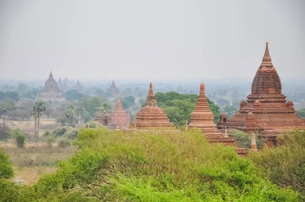 Myanmar 'da binlerce pagoda vadisi var. Tapınakları ve tapınakları olan eski bir dini Pagan şehri..