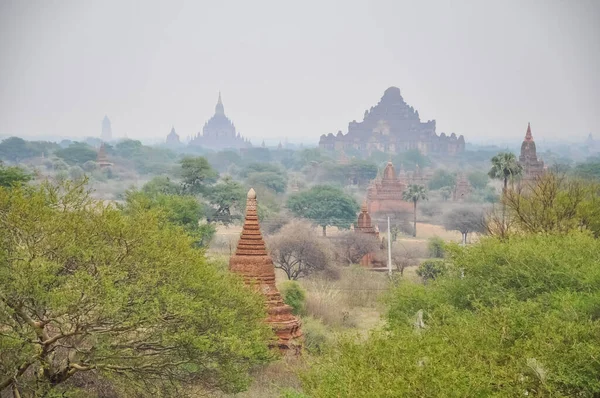 Myanmar 'da binlerce pagoda vadisi var. Tapınakları ve tapınakları olan eski bir dini Pagan şehri..