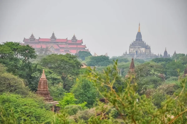 Myanmar 'da binlerce pagoda vadisi var. Tapınakları ve tapınakları olan eski bir dini Pagan şehri..