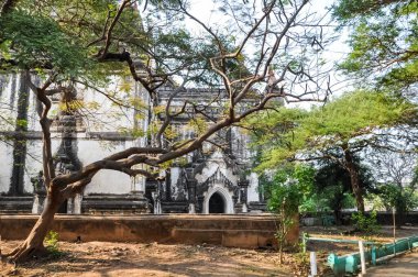Myanmar 'da binlerce pagoda vadisi var. Tapınakları ve tapınakları olan eski bir dini Pagan şehri..