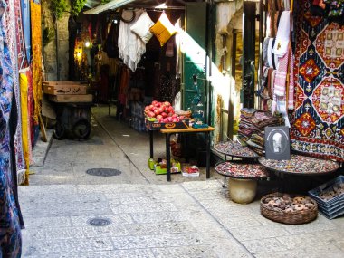 Jerusalem, İsrail - 23 Mayıs 2013: Kudüs şehri, Kudüs Market gıda ve bez dükkanlar