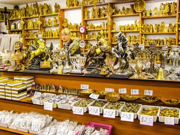 Jerusalem, İsrail - 23 Mayıs 2013: Kudüs şehri, kilise tezgahları satan kutsal kişilerin resmi ve dini öznitelikleri.