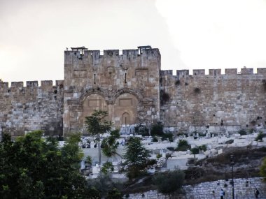 Jerusalem, İsrail - 23 Mayıs 2013: Kudüs şehri, şehir ve İsrail, dini semboller ve Binalar şehrin sokaklarında.