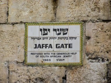 Jerusalem, İsrail - 23 Mayıs 2013: Kudüs şehri, şehir ve İsrail, dini semboller ve Binalar şehrin sokaklarında.