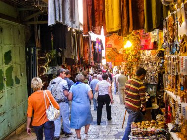 Jerusalem, İsrail - 23 Mayıs 2013: Kudüs şehri, şehir ve İsrail, dini semboller ve Binalar şehrin sokaklarında.
