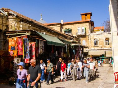 Jerusalem, İsrail - 23 Mayıs 2013: Kudüs şehri, şehir ve İsrail, dini semboller ve Binalar şehrin sokaklarında.