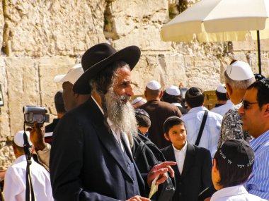 Jerusalem, İsrail - 23 Mayıs 2013: Kudüs şehri, şehir ve İsrail, dini semboller ve Binalar şehrin sokaklarında.