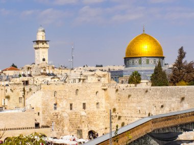 Jerusalem, İsrail - 23 Mayıs 2013: Kudüs şehri, şehir ve İsrail, dini semboller ve Binalar şehrin sokaklarında.