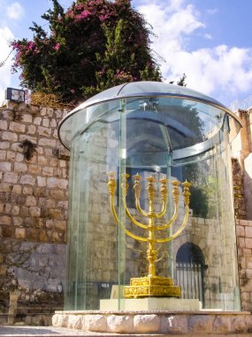 Jerusalem, İsrail - 23 Mayıs 2013: Kudüs şehri, şehir ve İsrail, dini semboller ve Binalar şehrin sokaklarında.
