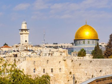 Jerusalem, İsrail - 23 Mayıs 2013: Kudüs şehri, şehir ve İsrail, dini semboller ve Binalar şehrin sokaklarında.