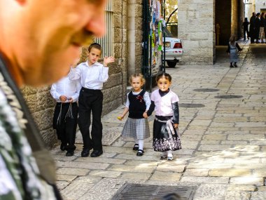 Jerusalem, İsrail - 23 Mayıs 2013: Kudüs şehri, şehir ve İsrail, dini semboller ve Binalar şehrin sokaklarında.