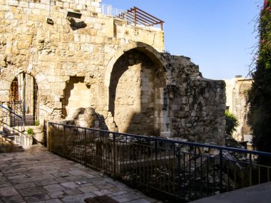 Jerusalem, İsrail - 23 Mayıs 2013: Kudüs şehri, şehir ve İsrail, dini semboller ve Binalar şehrin sokaklarında.