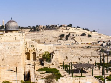 Jerusalem, İsrail - 23 Mayıs 2013: Kudüs şehri, şehir ve İsrail, dini semboller ve Binalar şehrin sokaklarında.