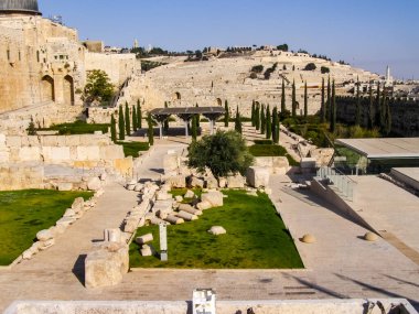Jerusalem, İsrail - 23 Mayıs 2013: Kudüs şehri, şehir ve İsrail, dini semboller ve Binalar şehrin sokaklarında.