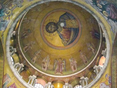 Jerusalem, İsrail - 23 Mayıs 2013: Kudüs şehri, Hıristiyan kiliseler içleri. İç binalar, freskler ve dekoratif öğeler.