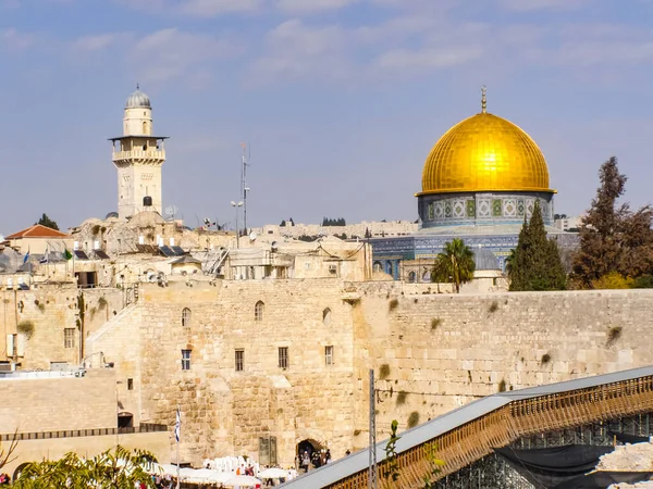 Jerusalem, İsrail - 23 Mayıs 2013: Kudüs şehri, şehir ve İsrail, dini semboller ve Binalar şehrin sokaklarında.