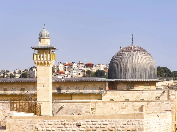 Jerusalem, İsrail - 23 Mayıs 2013: Kudüs şehri, şehir ve İsrail, dini semboller ve Binalar şehrin sokaklarında.