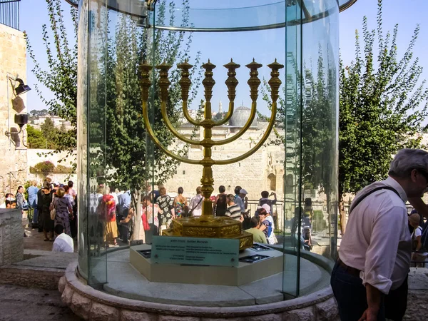 Jerusalem, İsrail - 23 Mayıs 2013: Kudüs şehri, şehir ve İsrail, dini semboller ve Binalar şehrin sokaklarında.