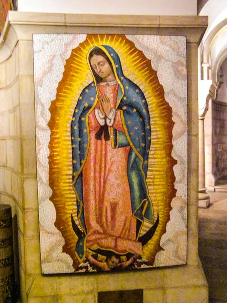 Jerusalem, İsrail - 23 Mayıs 2013: Kudüs şehri, Hıristiyan kiliseler içleri. İç binalar, freskler ve dekoratif öğeler.