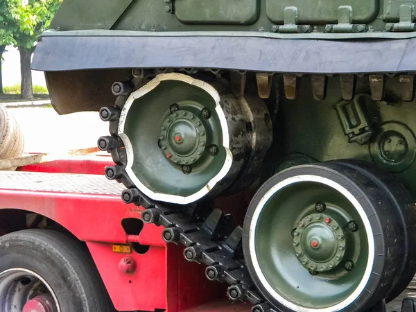 乌克兰斯拉夫扬斯克 一枚防空导弹系统布克 通过该市向反恐行动区运送作战车辆 Slslyansk 市的交通 — 图库照片