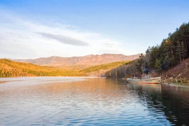 Sonbahar Doğa Deniz baykal üzerinde. Peyzaj ve baykal florası