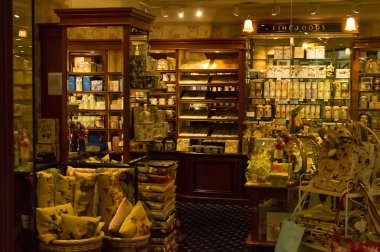 Vienna, Avusturya - 20 Ocak 2014: alışveriş merkezleri ve alışveriş merkezi, mağaza ve dükkan raflar.